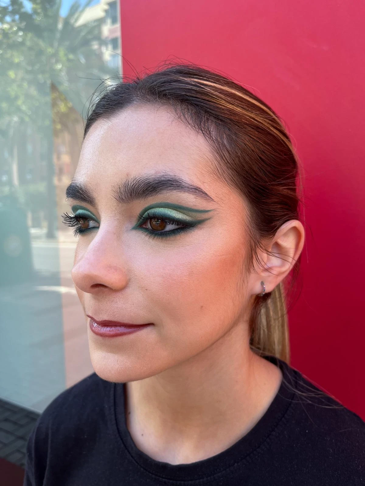 Editorial · Look verde dramático