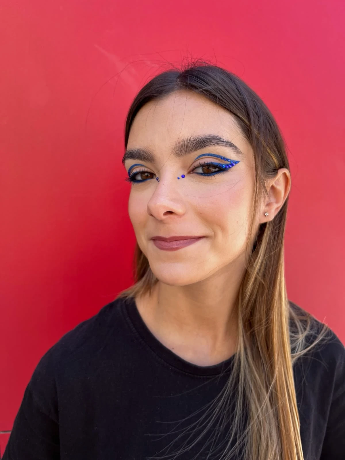 Editorial · Delineado azul con pedrería