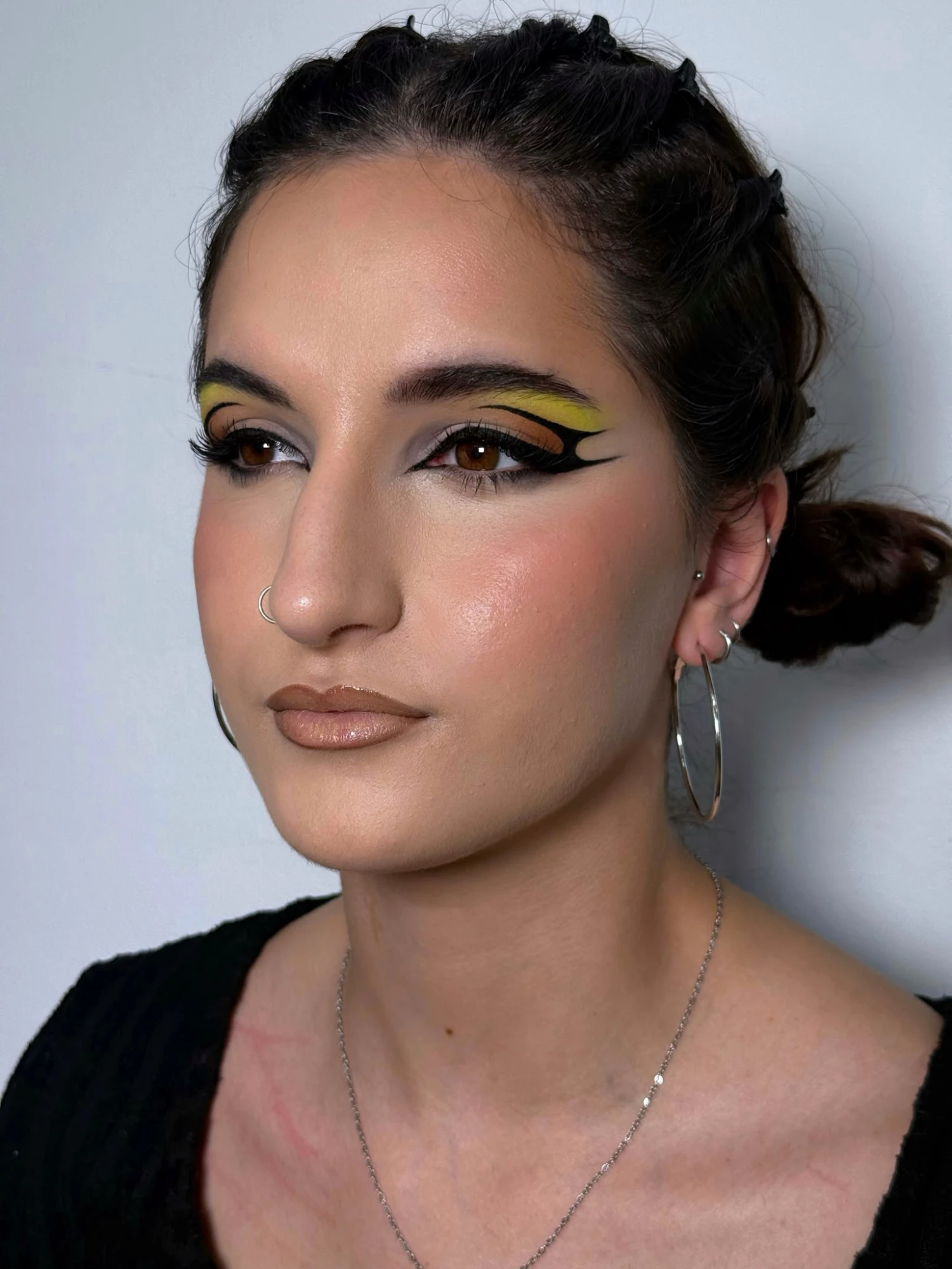 Editorial · Eyeliner tribal amarillo